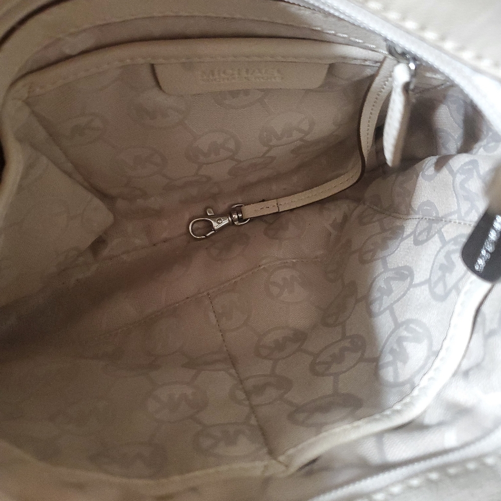 Springtime White Michael Kors handbag. Excellent condition, med size - Picture 3 of 10